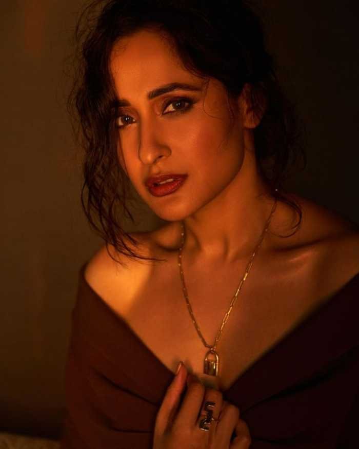pragya jaiswal 4